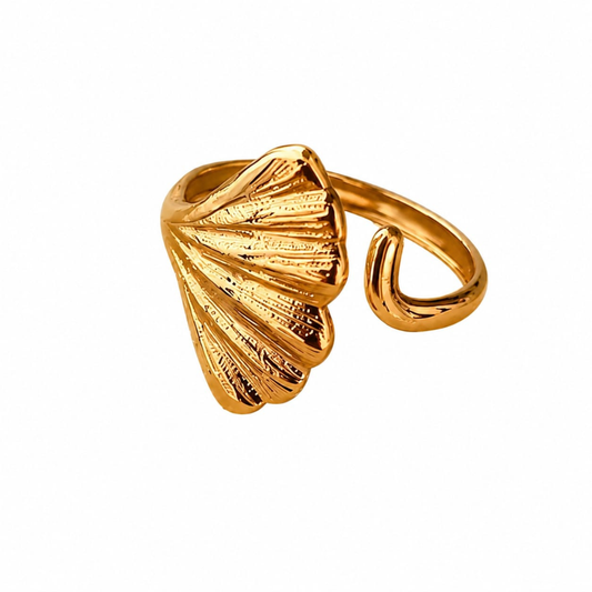 Un anillo de oro 18K, de concha de mar.