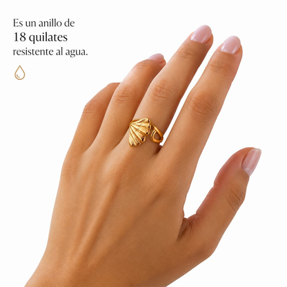 Un anillo de oro 18K, de concha de mar.